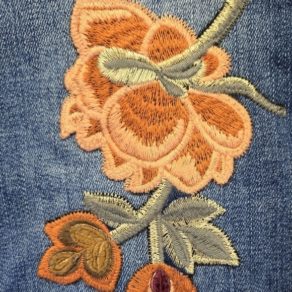 Chico's Secret Stretch Floral Embroidered Jeggings Medium Wash Boho Romantic - Picture 7 of 11